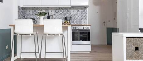 Kühlschrank, Mikrowelle, Ofen, Herdplatte