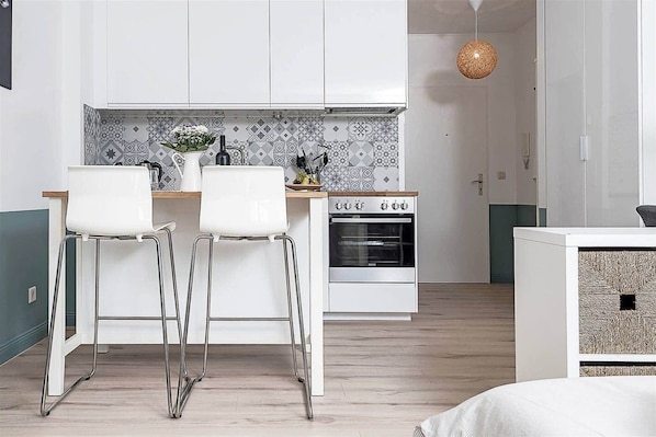 Fridge, microwave, oven, stovetop