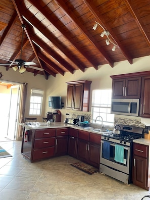 Jääkaappi, mikroaaltouuni, uuni, liesi