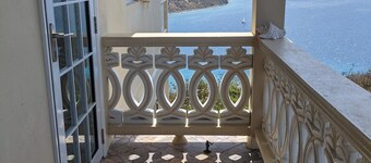 Fantastisk utsikt og Sea Breezes, fullt utstyrt kjøkken, AC rom, fantastisk gjestfrihet.