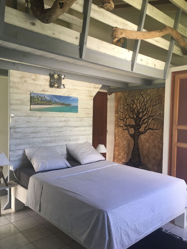 1 quarto, ferros/tábuas de passar roupa, berço de viagem