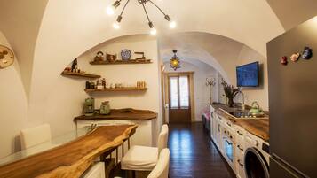 Fridge, oven, stovetop, coffee/tea maker