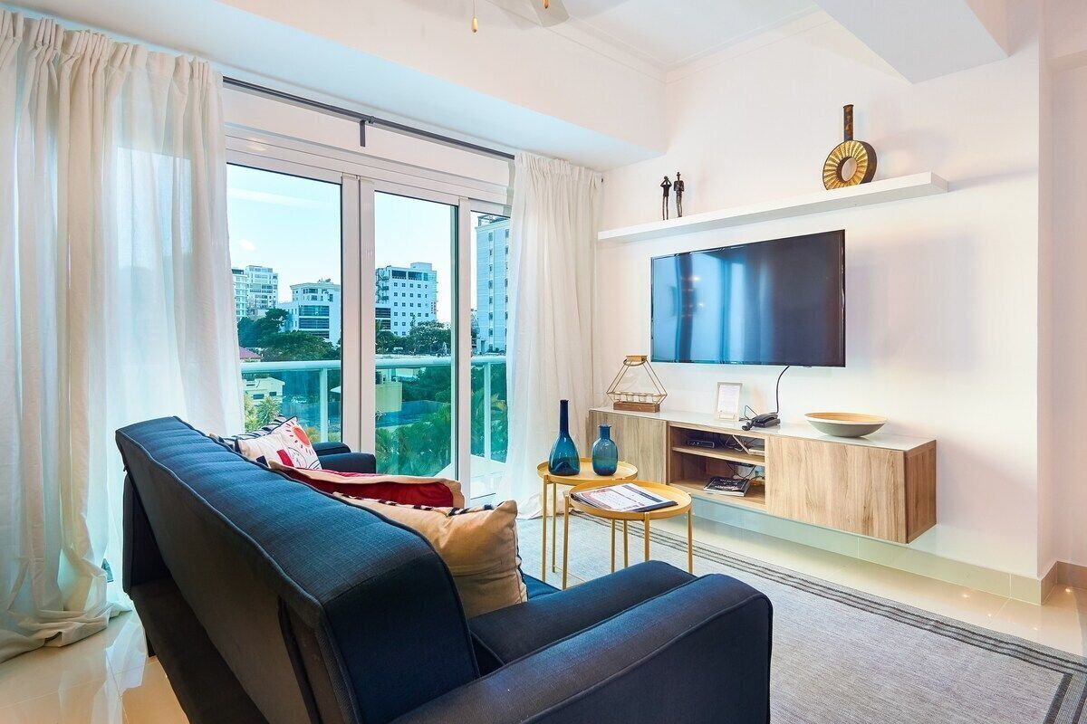 Flat-screen TV, Netflix, streaming services