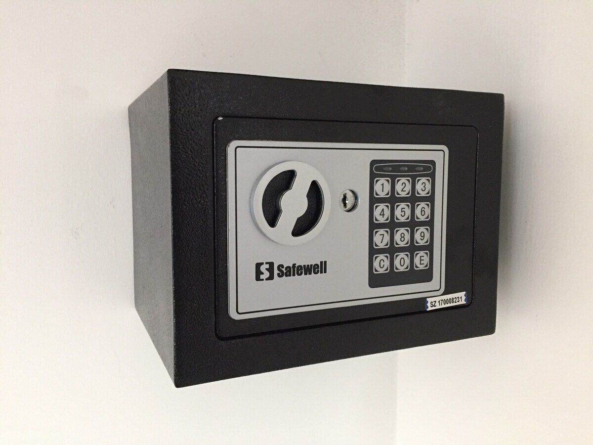 Una caja de seguridad electrónica con teclado electrónico Safewell.