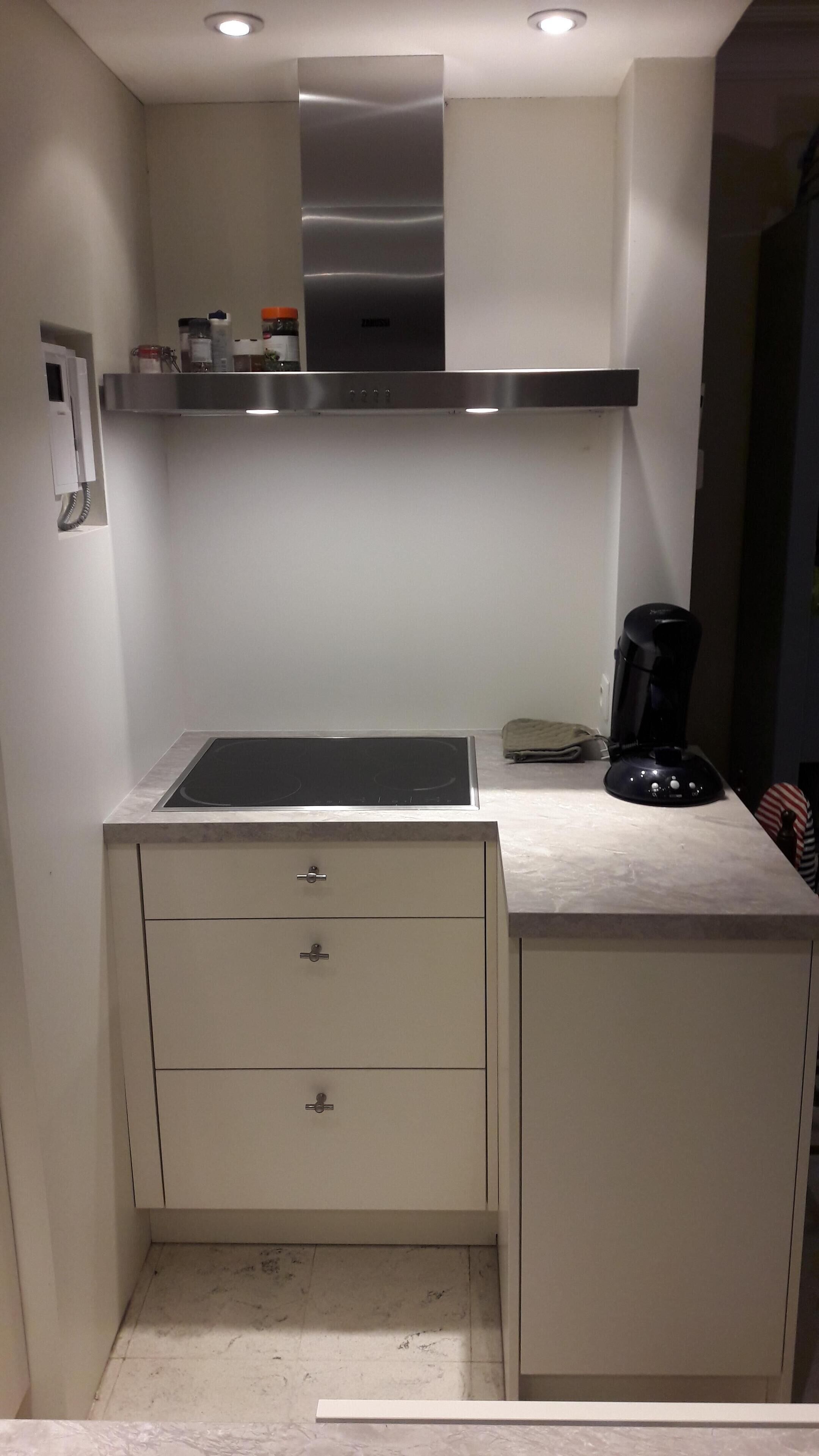 Kühlschrank, Mikrowelle, Ofen, Herdplatte