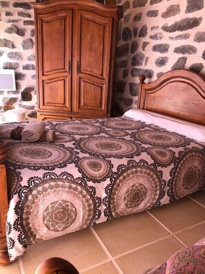 2 bedrooms, travel crib, free WiFi