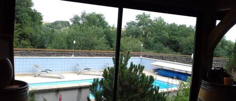 Utomhuspool och uppvärmd pool