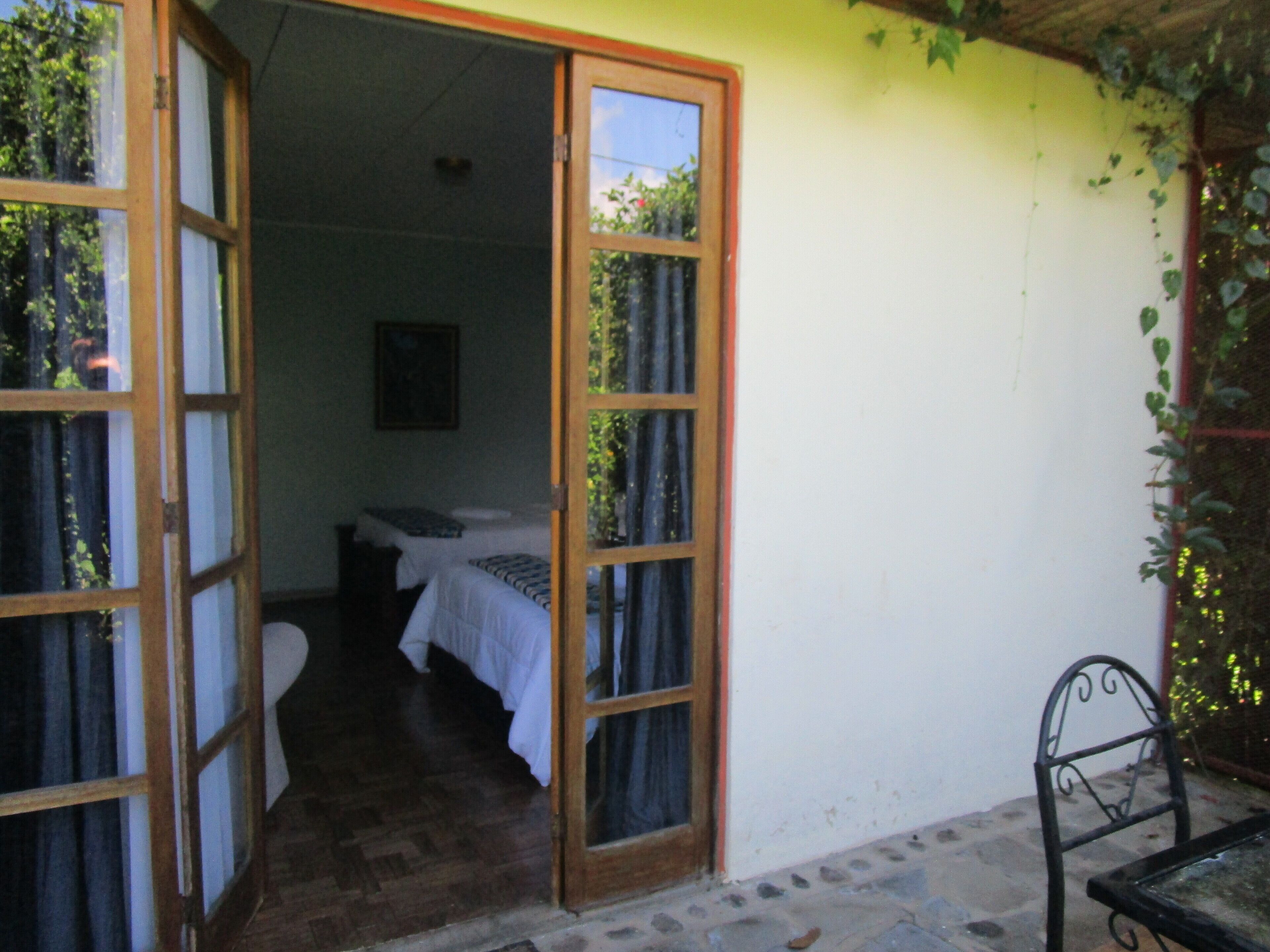 6 sovrum, värdeförvaringsskåp på rummet och skrivbord