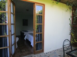 6 makuuhuonetta, tallelokero huoneessa, työpöytä, silitysrauta/-lauta