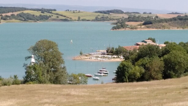 A coastal landscape with a marina, boats, and a lighthouse. - Vacation rental for 3 people, 1 bedroom, pool, nature and peace and quiet guaranteed (Laurac)