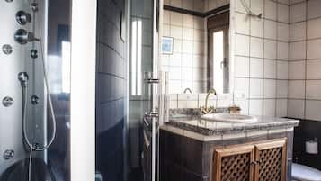 Een douche, een haardroger, handdoeken, shampoo