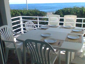 Outdoor dining - Los Sargos Sobre El Mar. Zona Residencial Muy Tranquila. En El Casco Histórico. (Punta del este)
