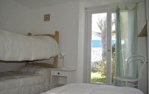 5 quartos, cofres nos quartos, ferros/tábuas de passar roupa, Wi-Fi