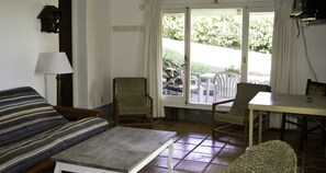 TV, fireplace, DVD player, books - Los Sargos Sobre El Mar. Zona Residencial Muy Tranquila. En El Casco Histórico. (Punta del este)
