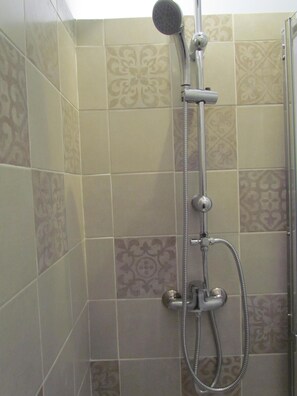 Dusche, Haartrockner, Handtücher