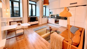 Un apartamento moderno con cocina, comedor y sala de estar.
