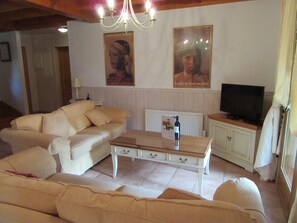 Fernseher, DVD-Player, Stereoanlage