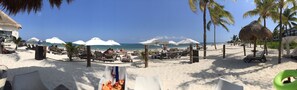 På stranden och strandhanddukar