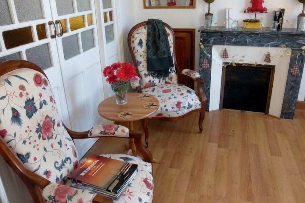 Studio in the Pyrenees: mountain biking, hiking and Catalan culture.