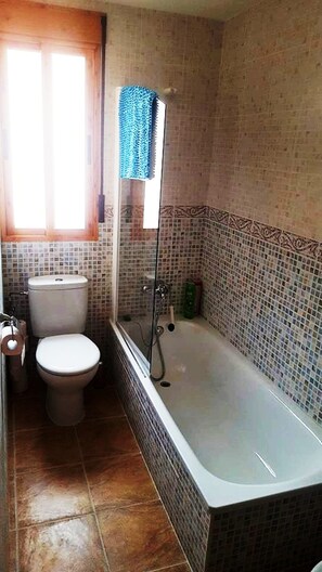 Duschwanne, Haartrockner, Bidet, Handtücher