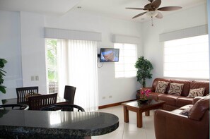 TV - Condo For Vacations Playa Herradura Jaco Costa Rica (Puntarenas)