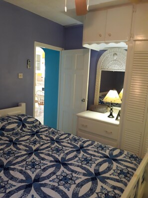 2 chambres, coffres-forts dans les chambres, fer et planche à repasser