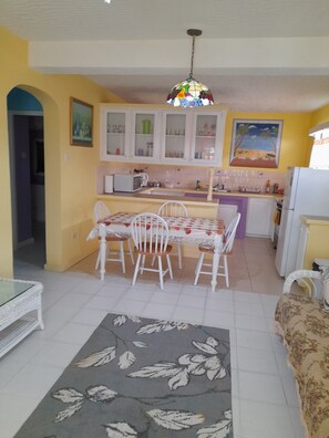 Dining - Tropical Pearl - Lovely two bedroom apartment (Maynards)