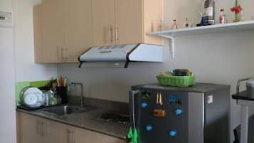 Réfrigérateur, micro-ondes, plaque de cuisson, bouilloire électrique