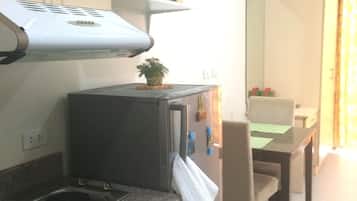 Réfrigérateur, micro-ondes, plaque de cuisson, bouilloire électrique