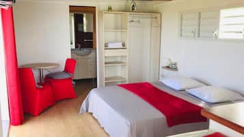1 slaapkamer, een strijkplank/strijkijzer, reisbedje, gratis wifi
