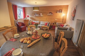 Televisión, libros y oficina 