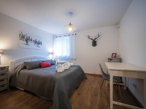 3 habitaciones, escritorio y tabla de planchar con plancha 