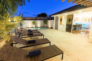 Outdoor dining - Santo Domingo Colonial 8-Bedroom Villa with Private Pool ✔️ (Gascue)