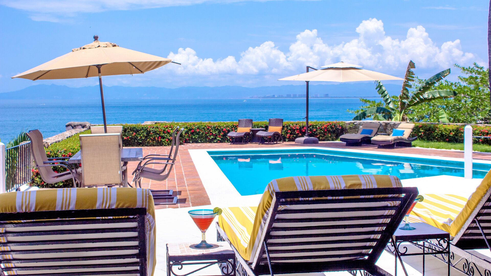 Una piscina al aire libre