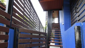 Un escalier avec un mur bleu et une clôture en bois.