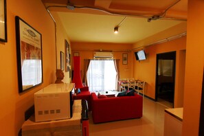 TV - #YA Apartment on the famous LOY-KROH ROAD, between Night Bazar and The Old City  (Muang Chiangmai)