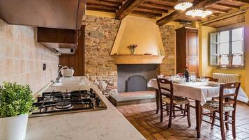 Réfrigérateur, four à micro-ondes, un four, surface de cuisson