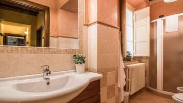 Douche, séchoir à cheveux, serviettes fournies