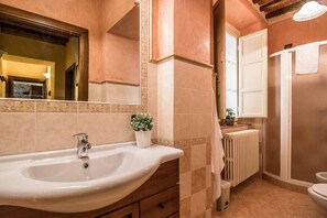 Een douche, een haardroger, handdoeken