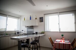 Micro-ondas, fogão, cafeteira/chaleira