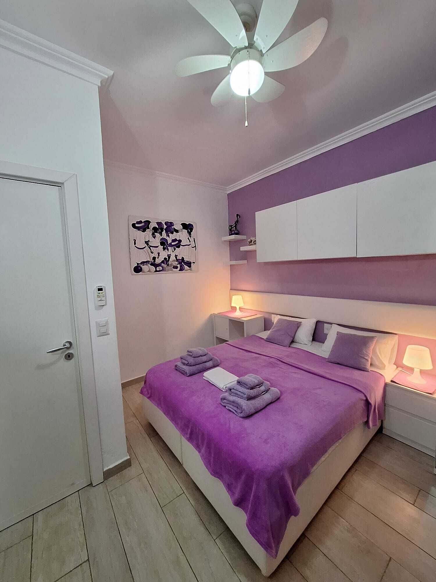 1 slaapkamer, een kluis op de kamer, een strijkplank/strijkijzer, wifi