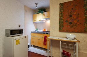 Geladeira, micro-ondas, cooktop, cafeteira/chaleira