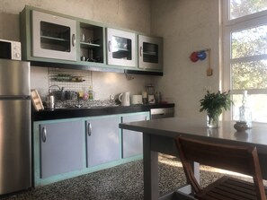 冷蔵庫、電子レンジ、オーブン、コンロ