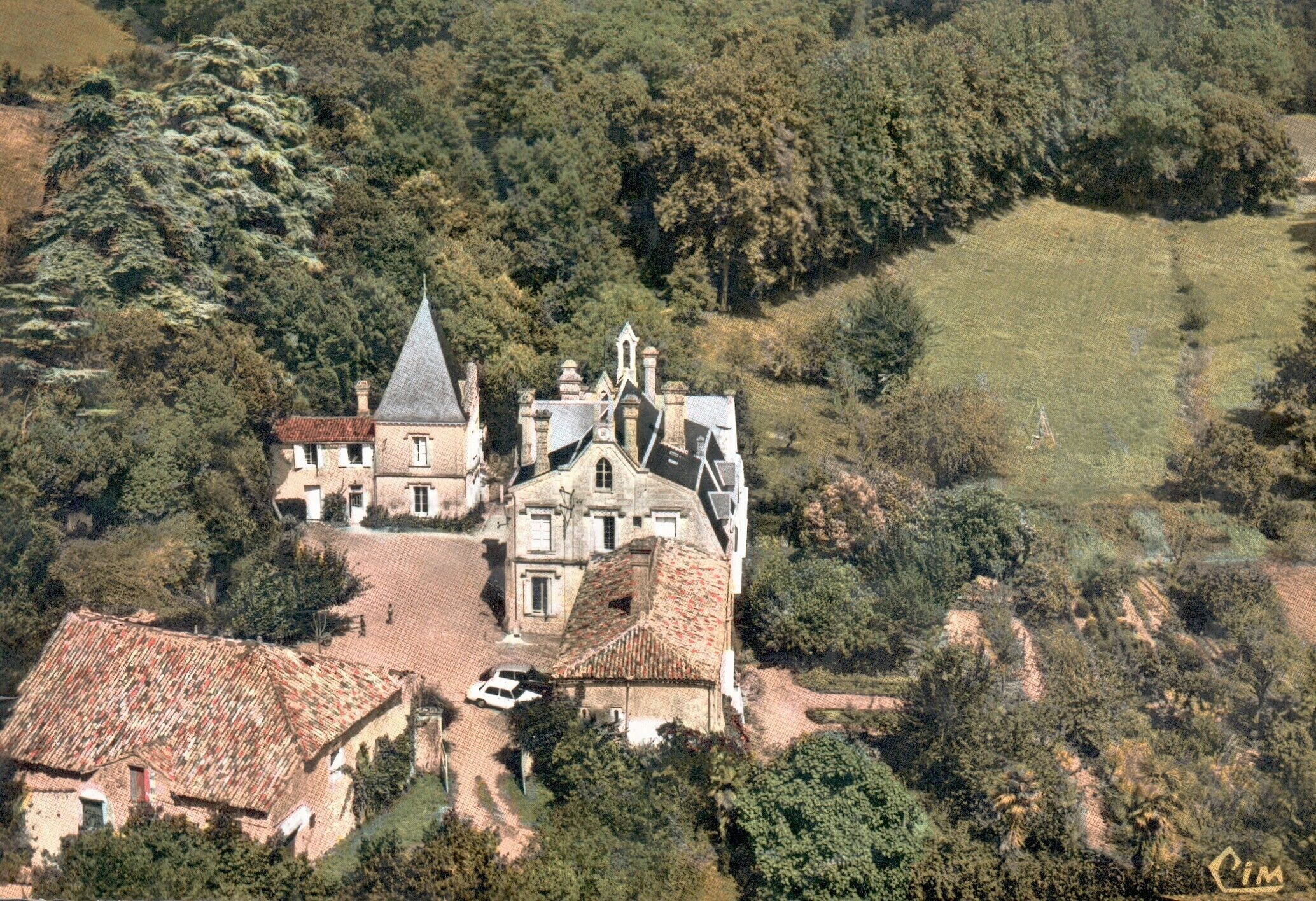 Between Country and Ocean, Ombrière welcomes lovers of charm and kind.