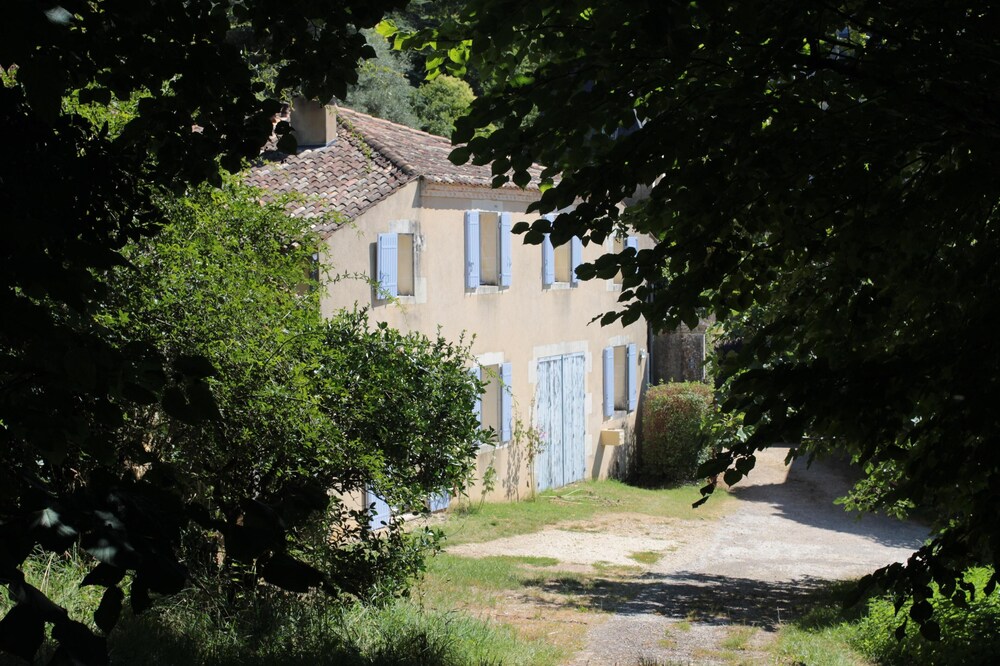 Between Country and Ocean, Ombrière welcomes lovers of charm and kind.