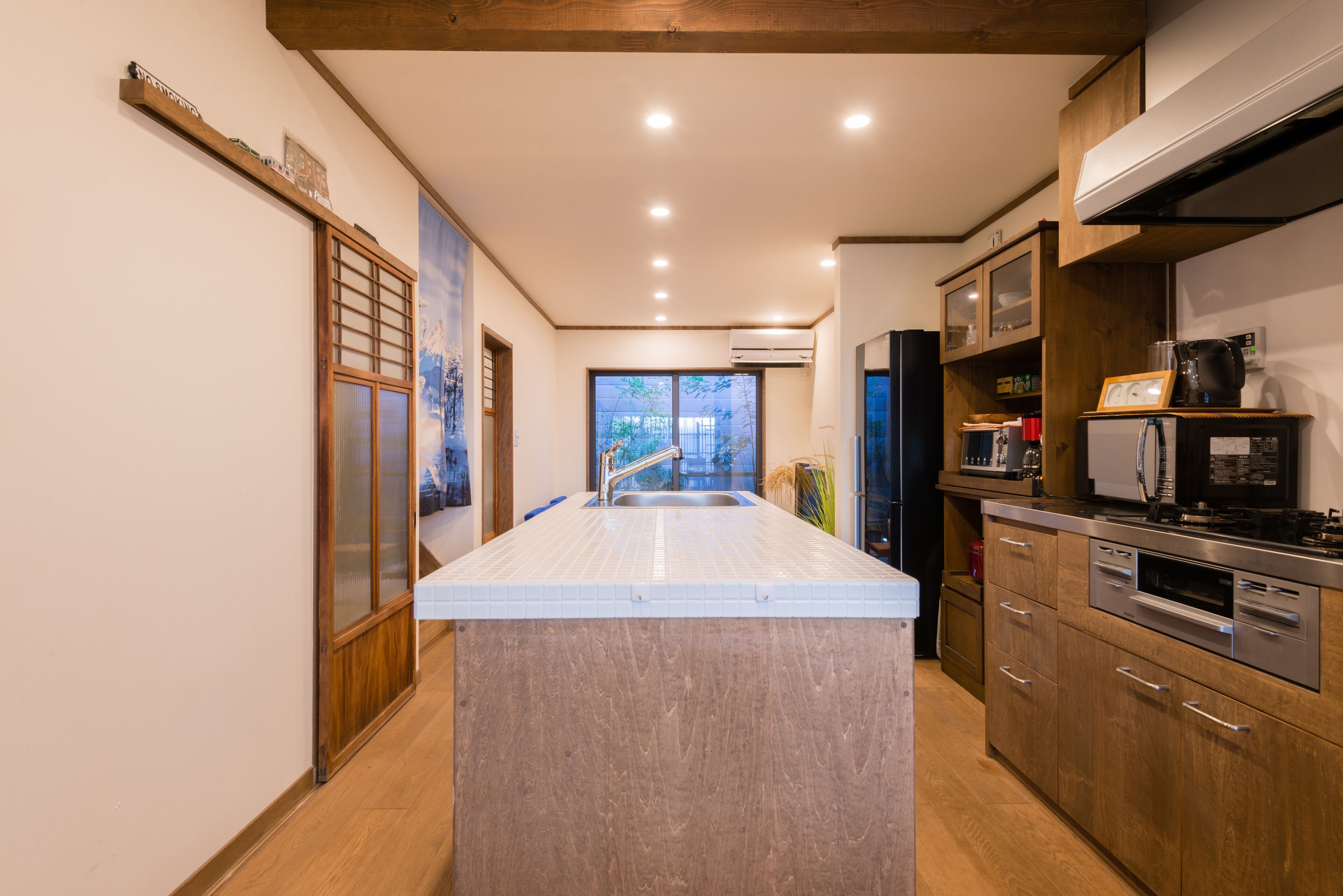 冷蔵庫、電子レンジ、コンロ、コーヒー / ティーメーカー