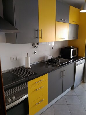 Kühlschrank, Mikrowelle, Ofen, Herdplatte