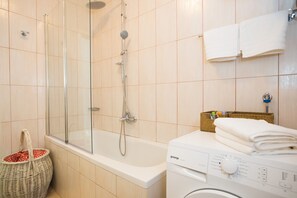 Vasca, asciugacapelli, asciugamani, carta igienica