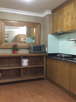 Kühlschrank, Mikrowelle, Toaster, Kochgeschirr/Geschirr/Besteck