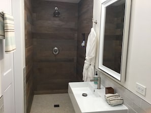 Bathtub, hair dryer, towels, soap - Waterfront Modern/Rustic Chic Retreat with Resort-style Pool and Sauna (Smiths)